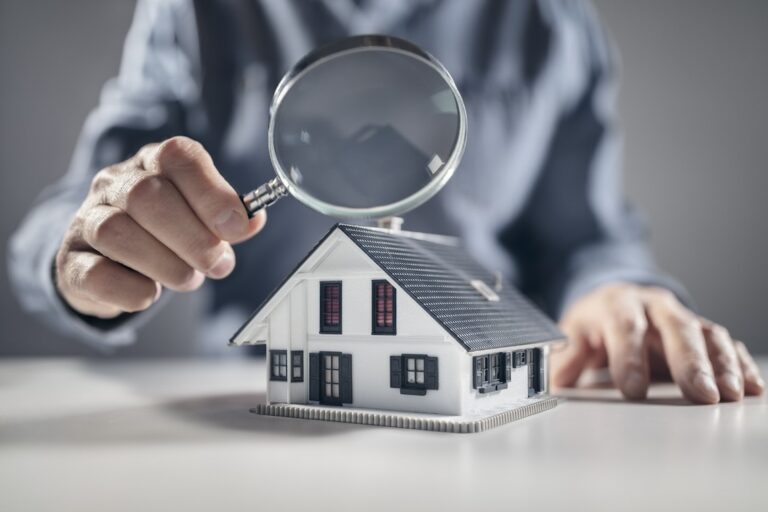 magnifying glass over house as a metaphor for zillow vs ownerly